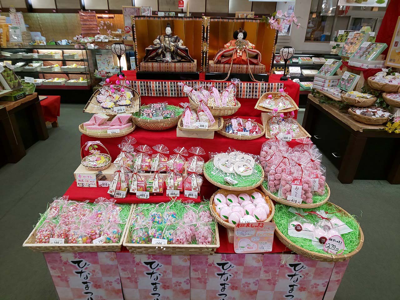 『くらづくり本舗』の美しい和菓子のディスプレイ