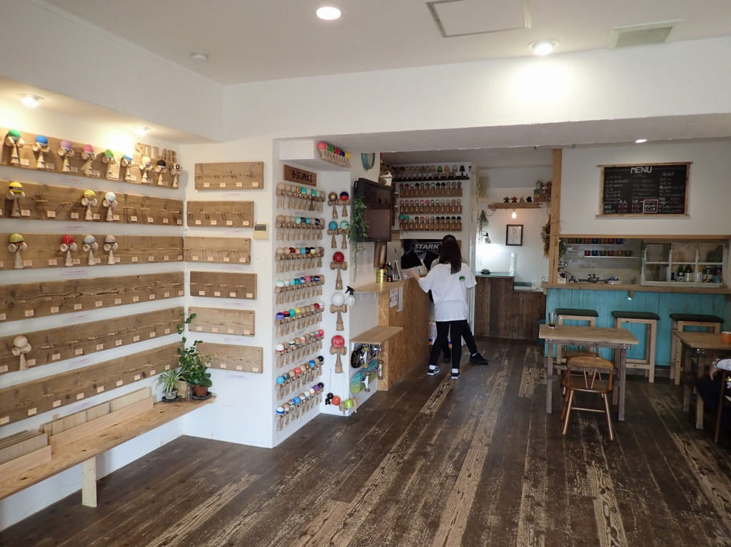 川越のけん玉専門店＆カフェ『スーラボ』の店舗内に並ぶけん玉
