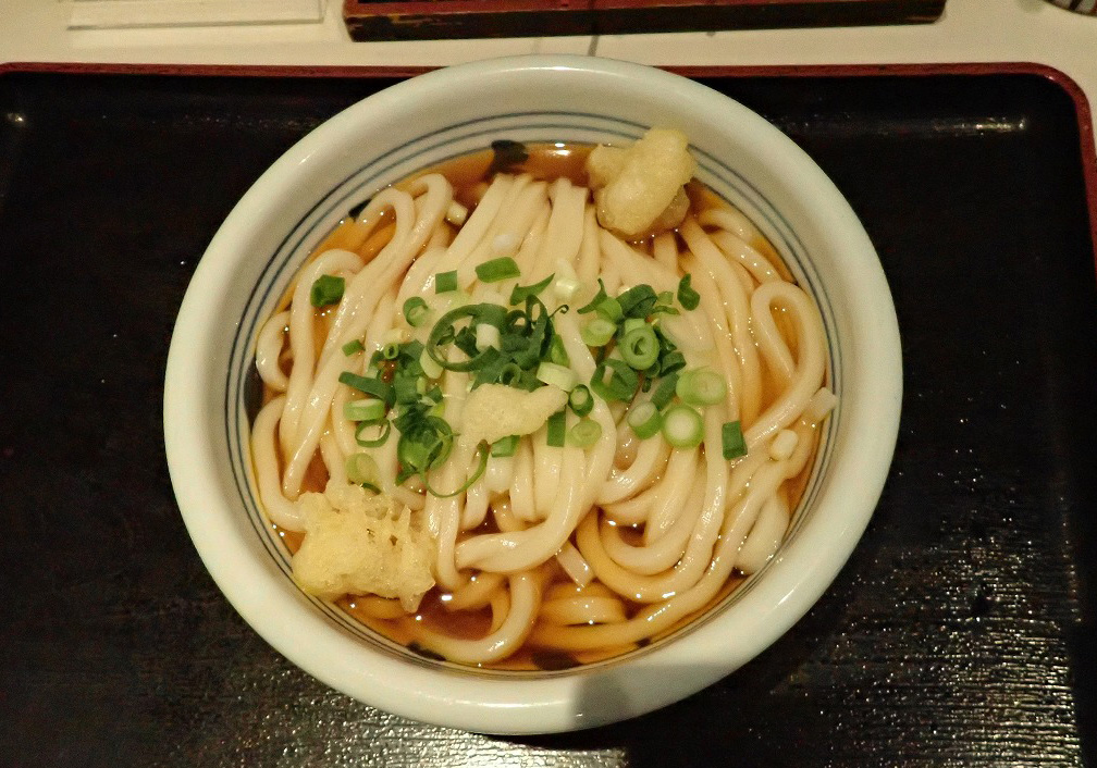 つゆの出しがたまらない『手打うどん 長谷沼』の「かけ」