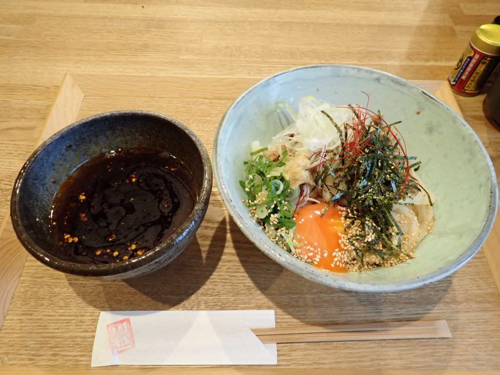 ラー油がピリリと効いて美味しい『うどん土麦』の肉玉ラー油のつけ汁うどん