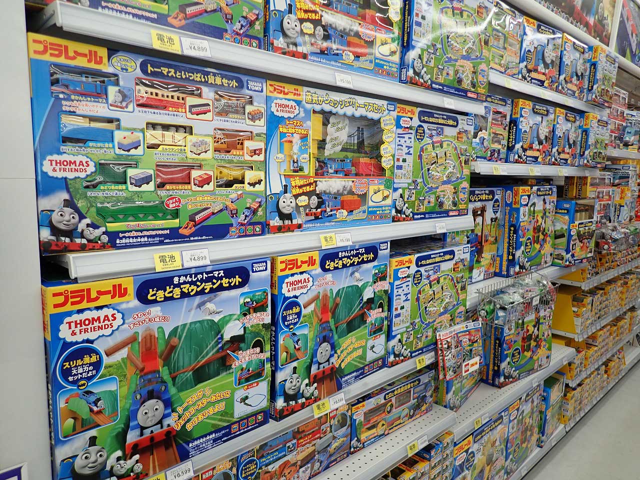 『トイザらス・ベビーザらス　川越店』の棚に並ぶたくさんの玩具