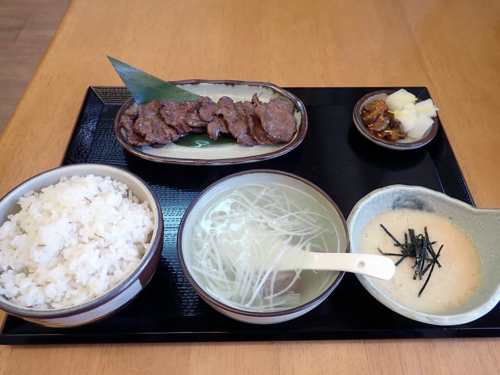 『南牛タン』の美味しい「薄切りタンセット」