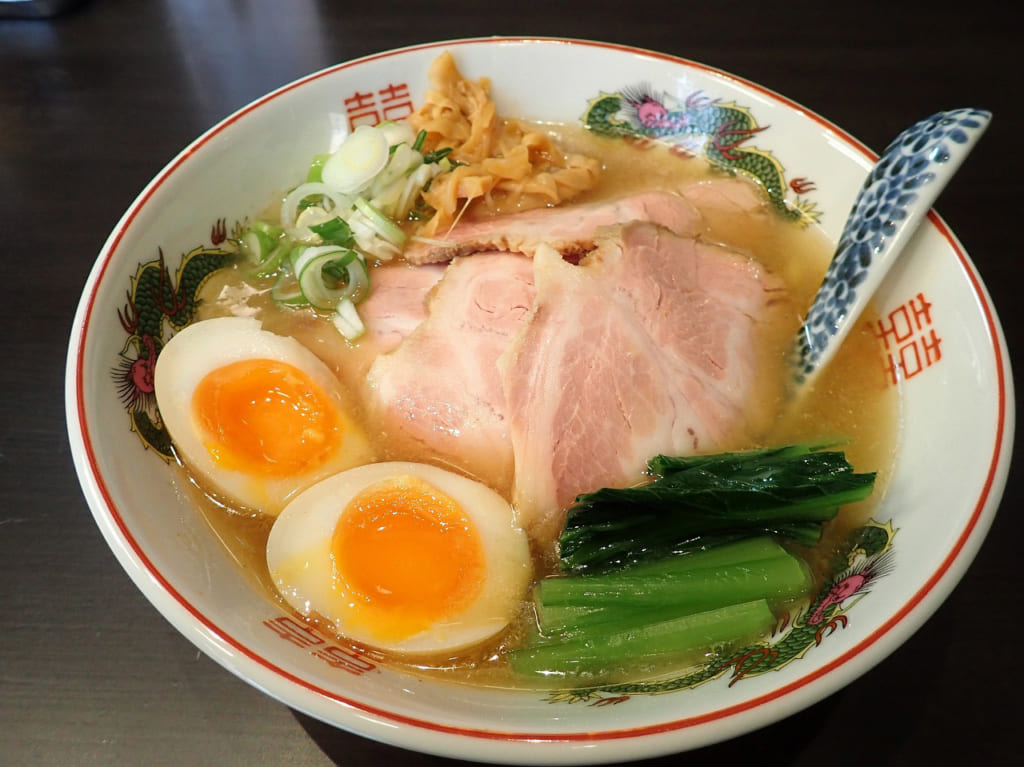 煮干しの風味がたまらない『中華麺きなり』の「味玉チャーシュー塩」