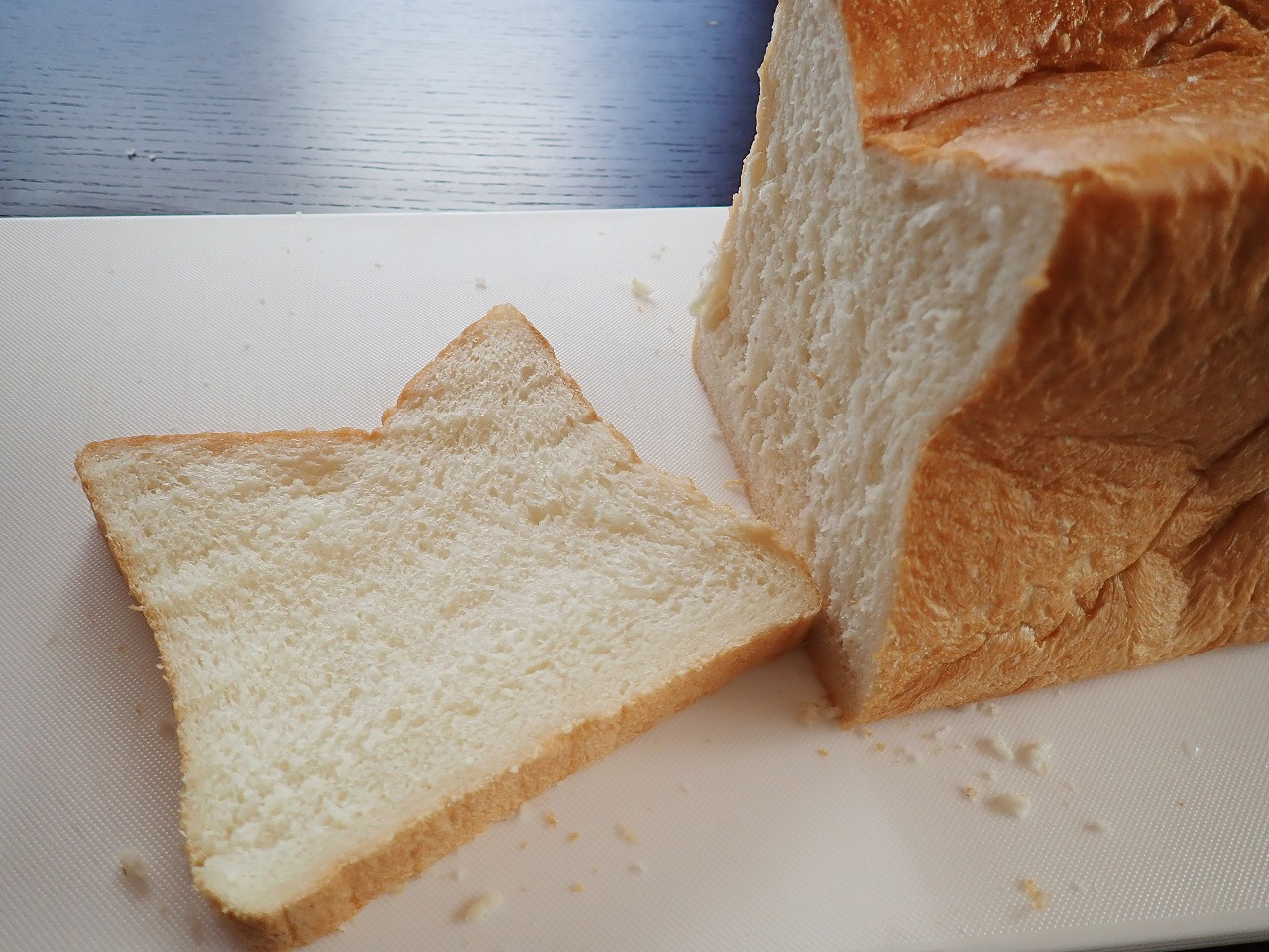 高級食パン専門店『アゴが落ちた』の食パンをカットしたところ