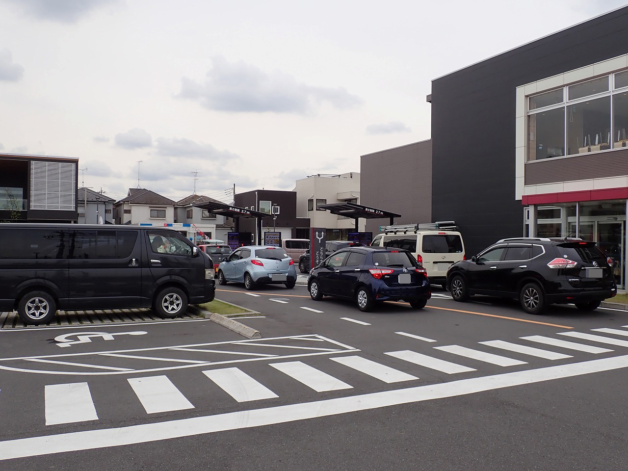 『マクドナルド・川越木野目店』のドライブスルーの列