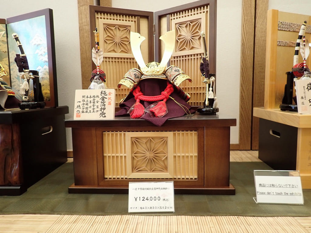 最近、人気のカブトを台に収納できるタイプの五月人形