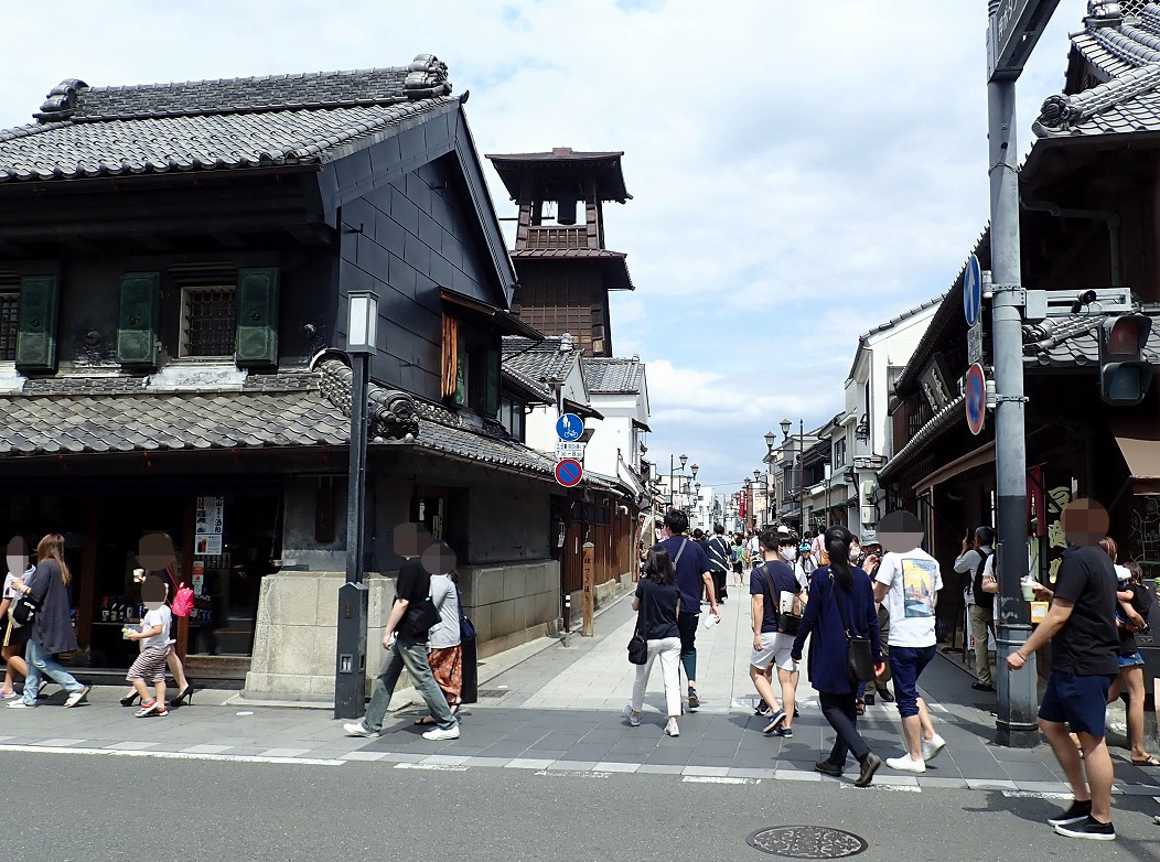 観光客で賑わう川越の時の鐘付近