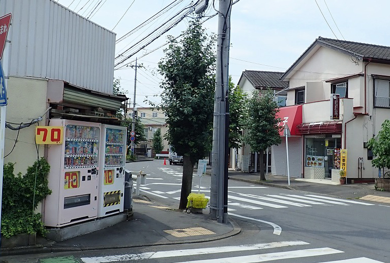 東武東上線・霞ヶ関駅付近にあるユニークな自動販売機