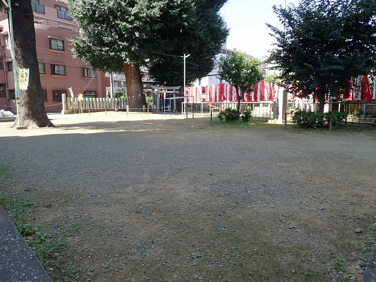 川越の出世稲荷神社の広場