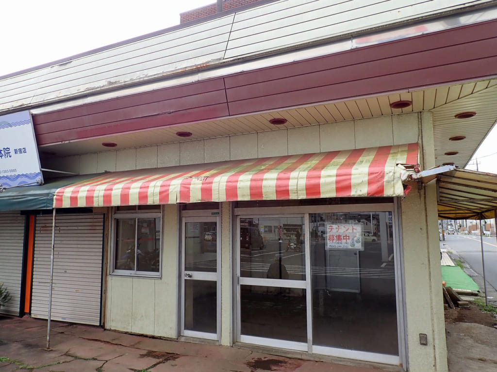 閉店した『かわむら花店』のテナント募集の案内