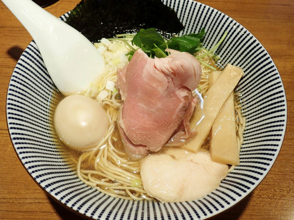 『寿製麺よしかわ』の「煮干そば白醤油特製」のつゆ