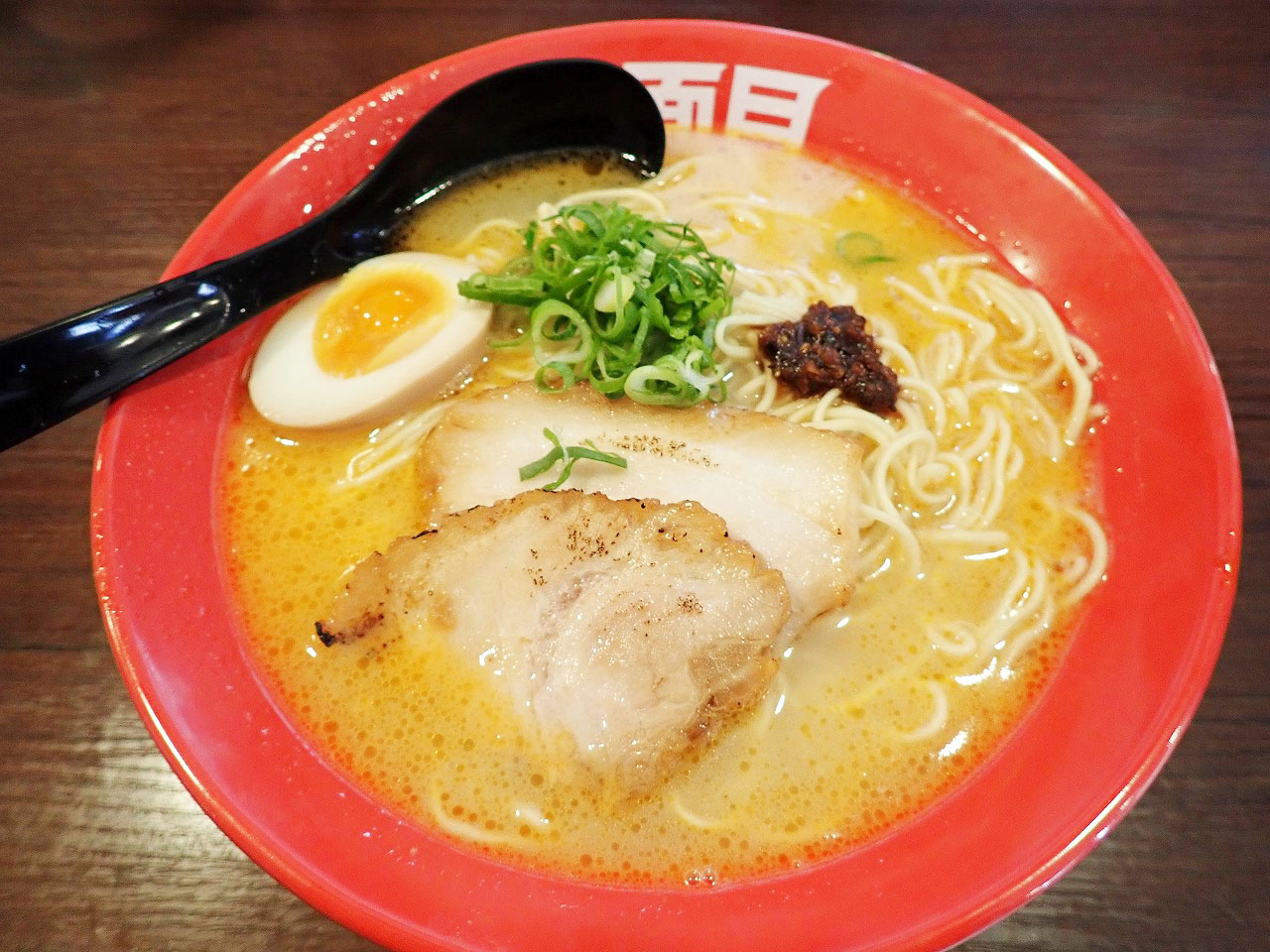 2020年11月にオープンした『えび豚骨ラーメン 真面目・東武霞ケ関店』のラーメン