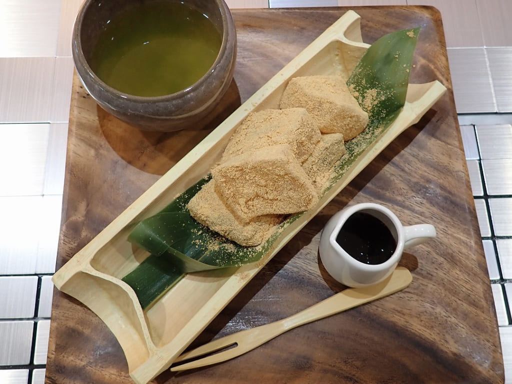 2020年10月にオープンした『月うさぎ』の「わらび餅煎茶付」
