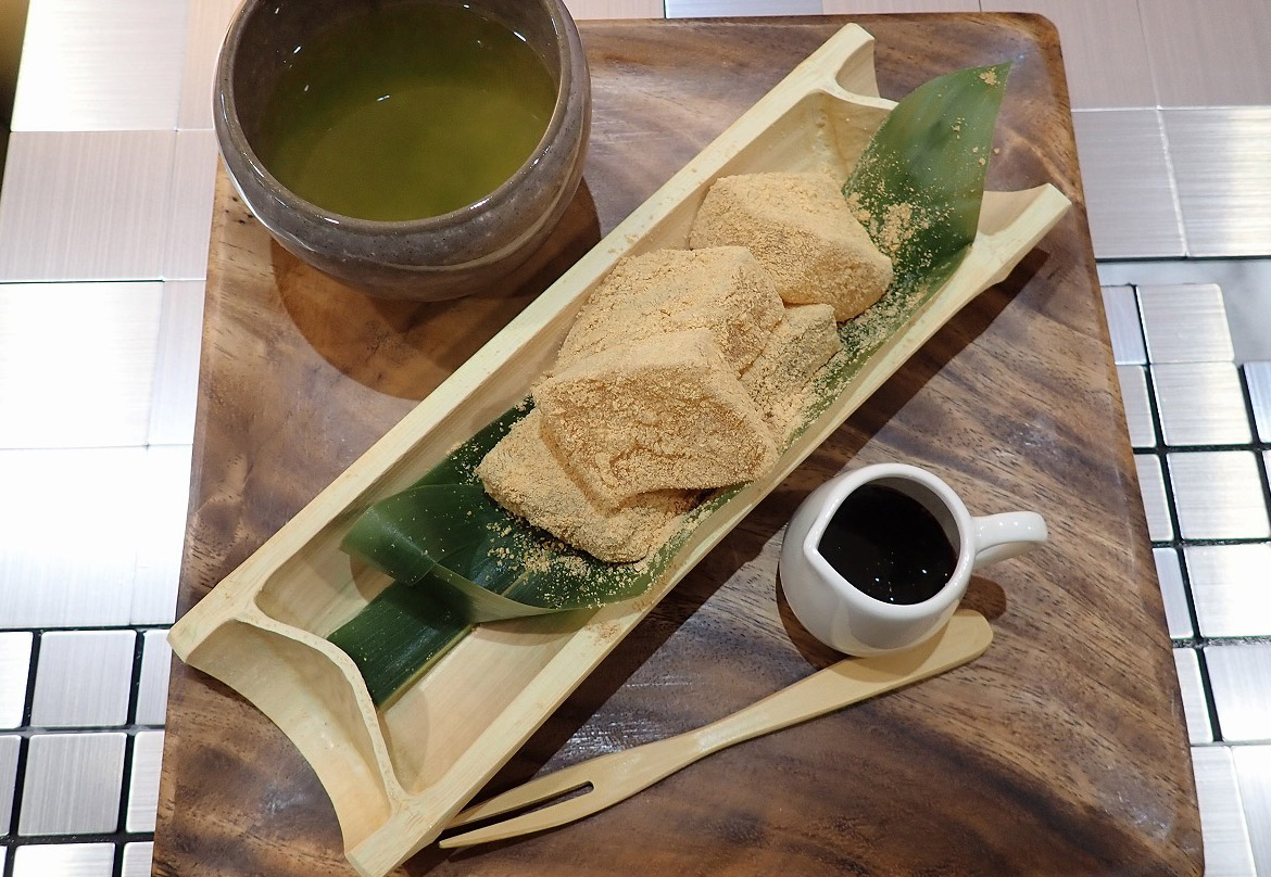 2020年10月にオープンした『月うさぎ』の「わらび餅煎茶付」