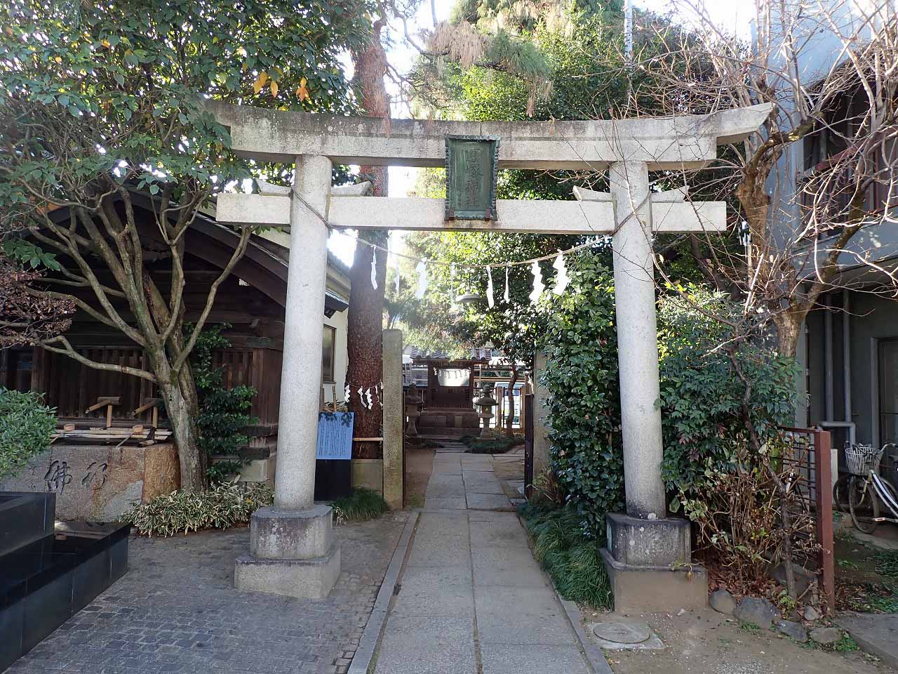商売繁盛のご利益があるとされている『雪塚稲荷神社』
