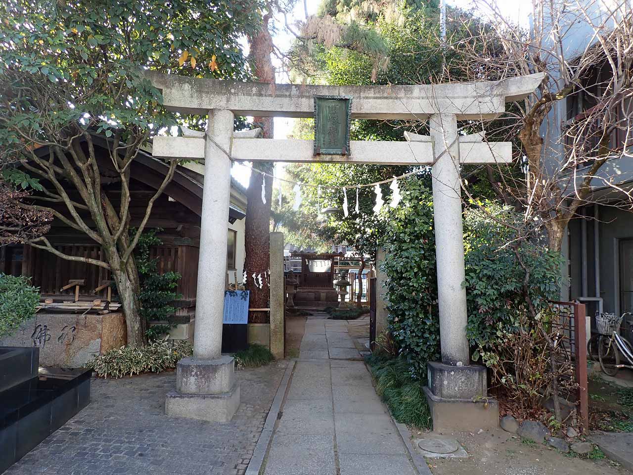 商売繁盛のご利益があるとされている『雪塚稲荷神社』