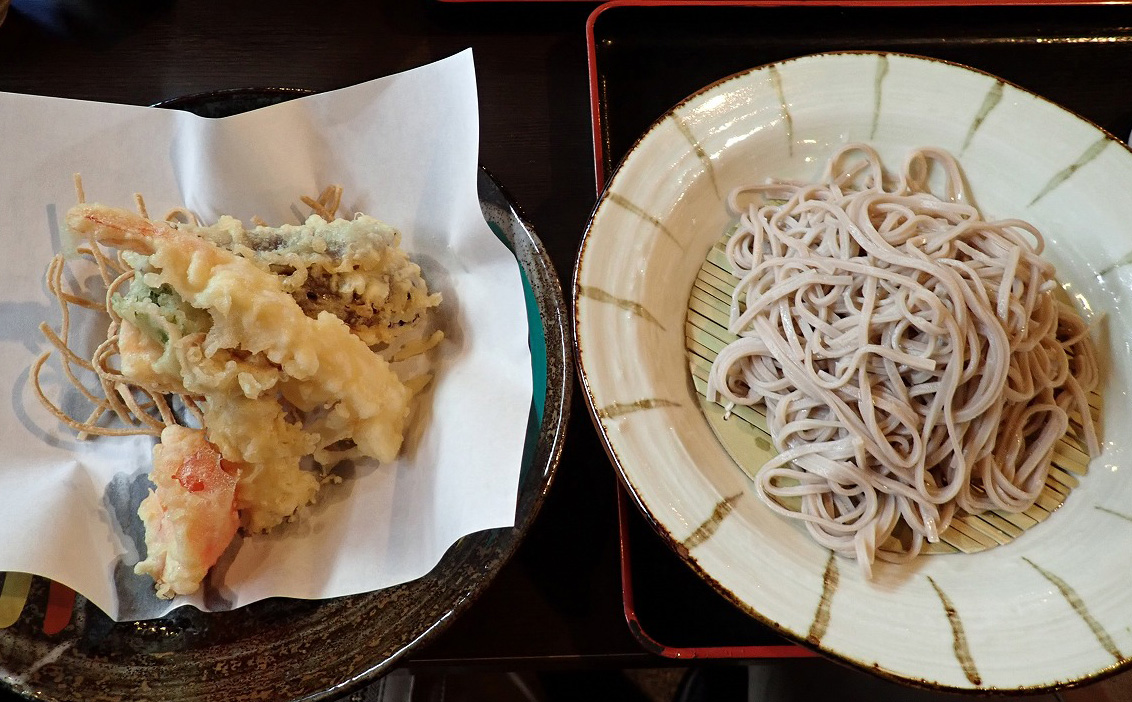 『酒と鶏と蕎麦 はじめ 本川越店』の「天ぷらせいろ」のミニトマトの天ぷらと揚げ蕎麦
