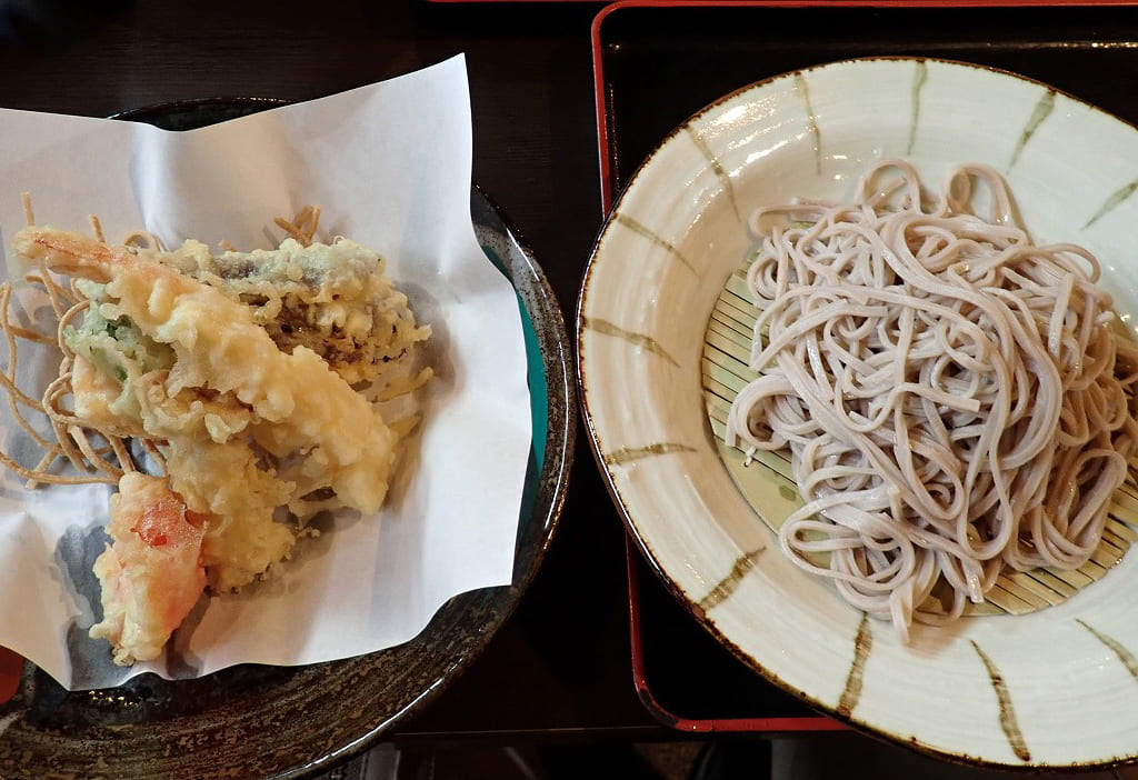 『酒と鶏と蕎麦 はじめ 本川越店』の「天ぷらせいろ」