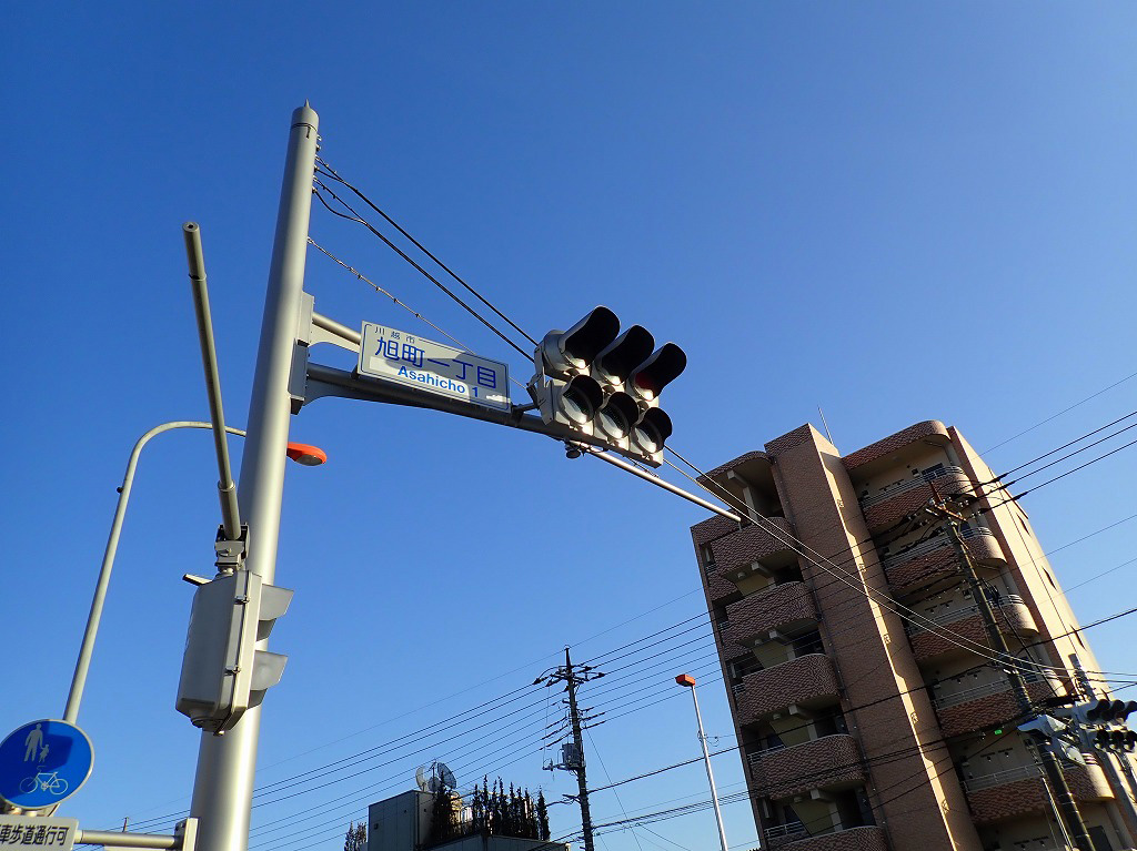 矢印制御信号に変わった旭町一丁目の交差点の信号機