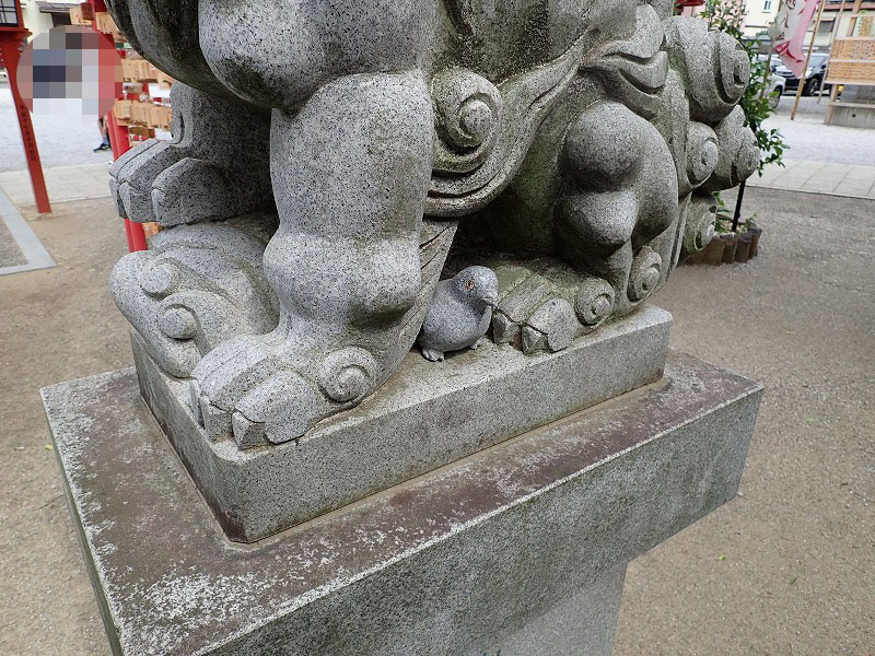 『川越八幡宮』の鳩の石像