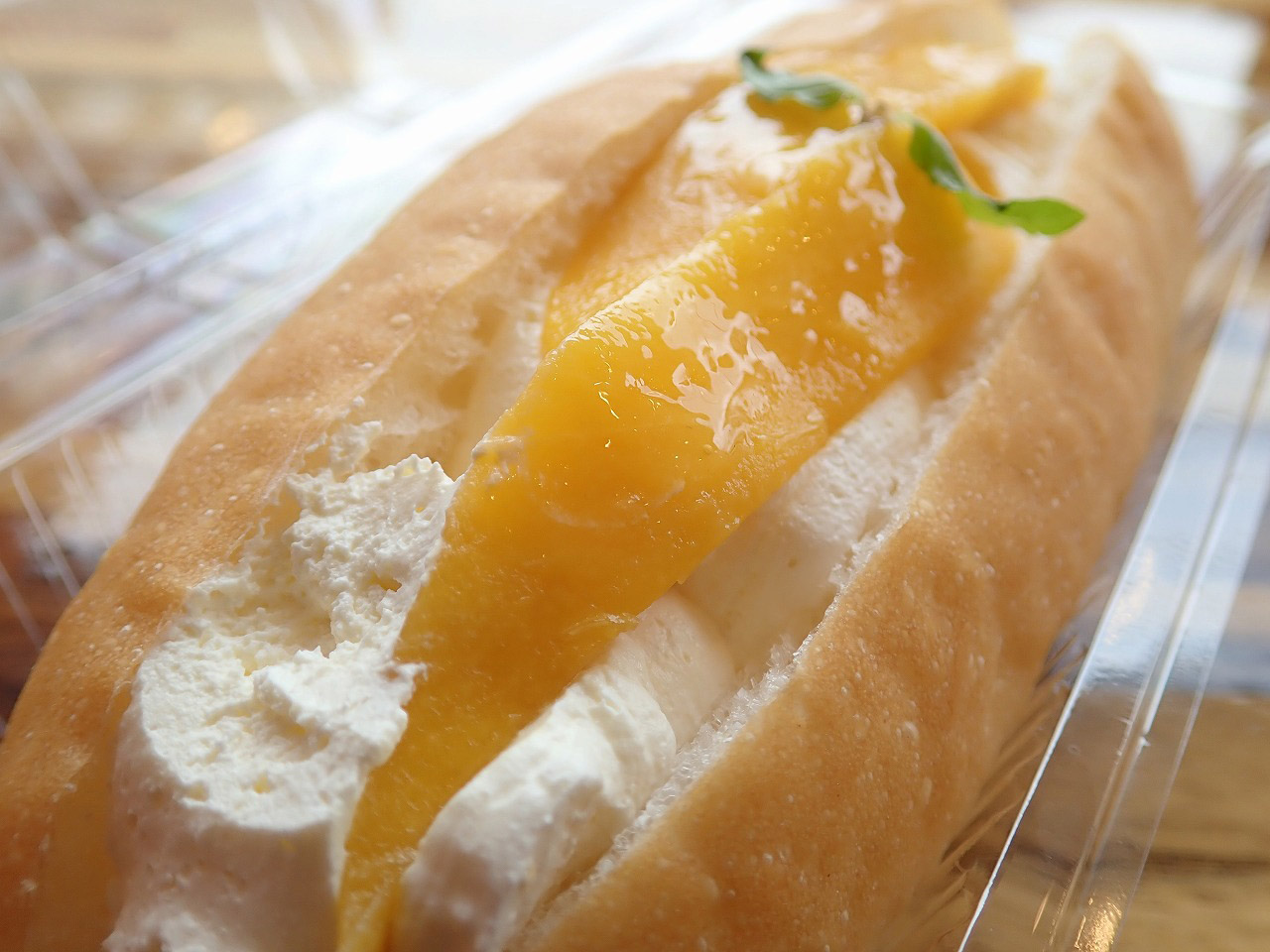 川越の高級食パン専門店『ハッピーブレッド』のマンゴーコッペ