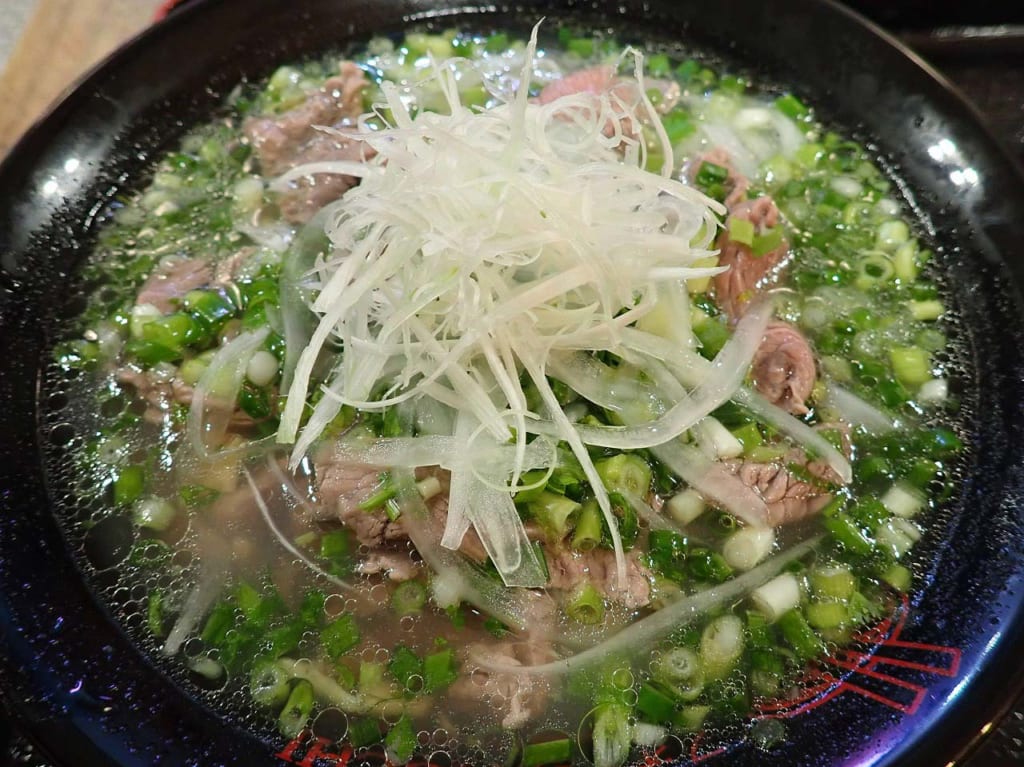 『縁結び横丁』にオープンした『フォーKIMOCHI』の「生肉フォー」
