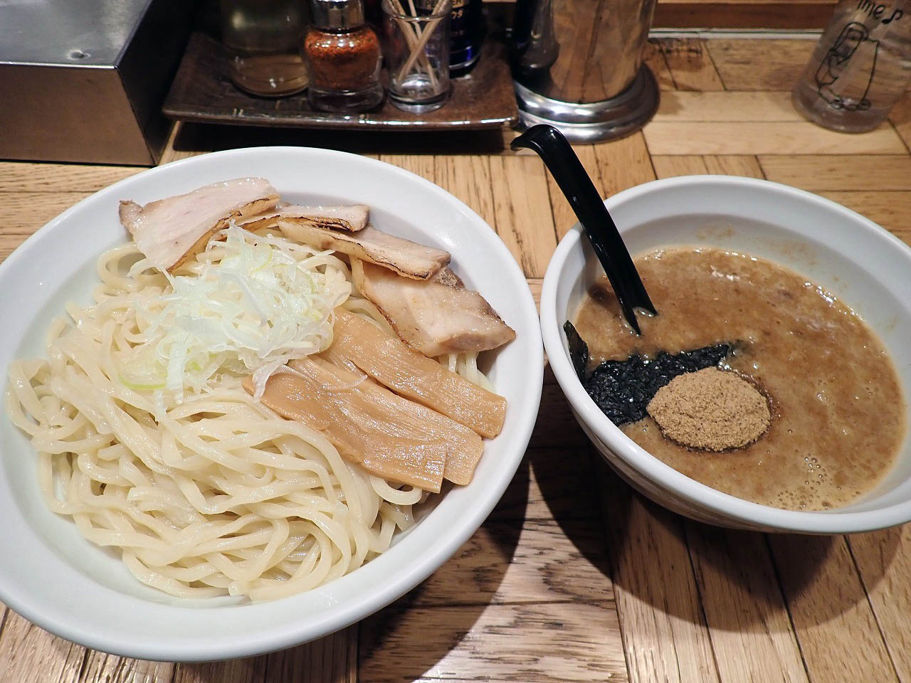 店頭の自動販売機でお得なラーメンと餃子のセットを販売している『めん業一筋 善龍』