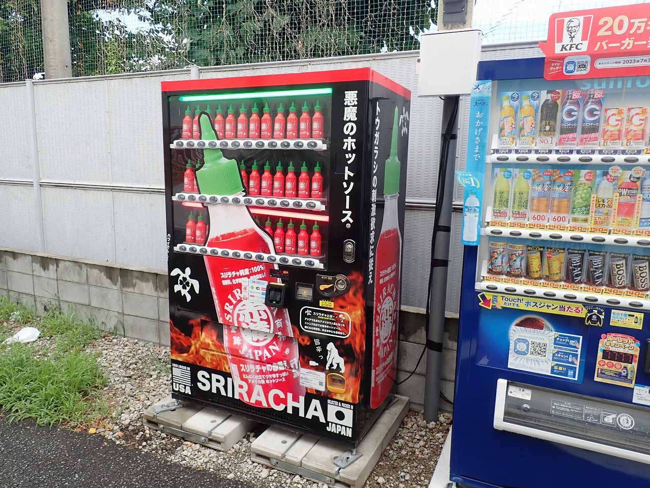 川越市駅の近くの『スリラチャの赤備え』の自動販売機