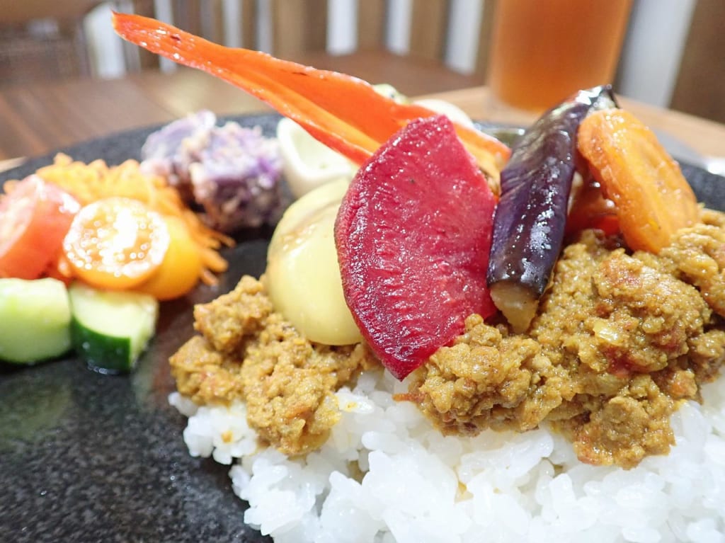 ビーツ（赤いカブのような野菜）や白いオクラ