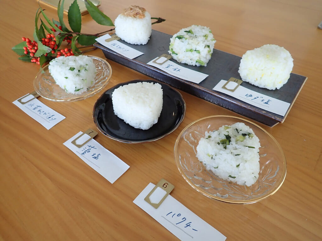 、こちらのメイン商品は店名が示すように「お結び」です。