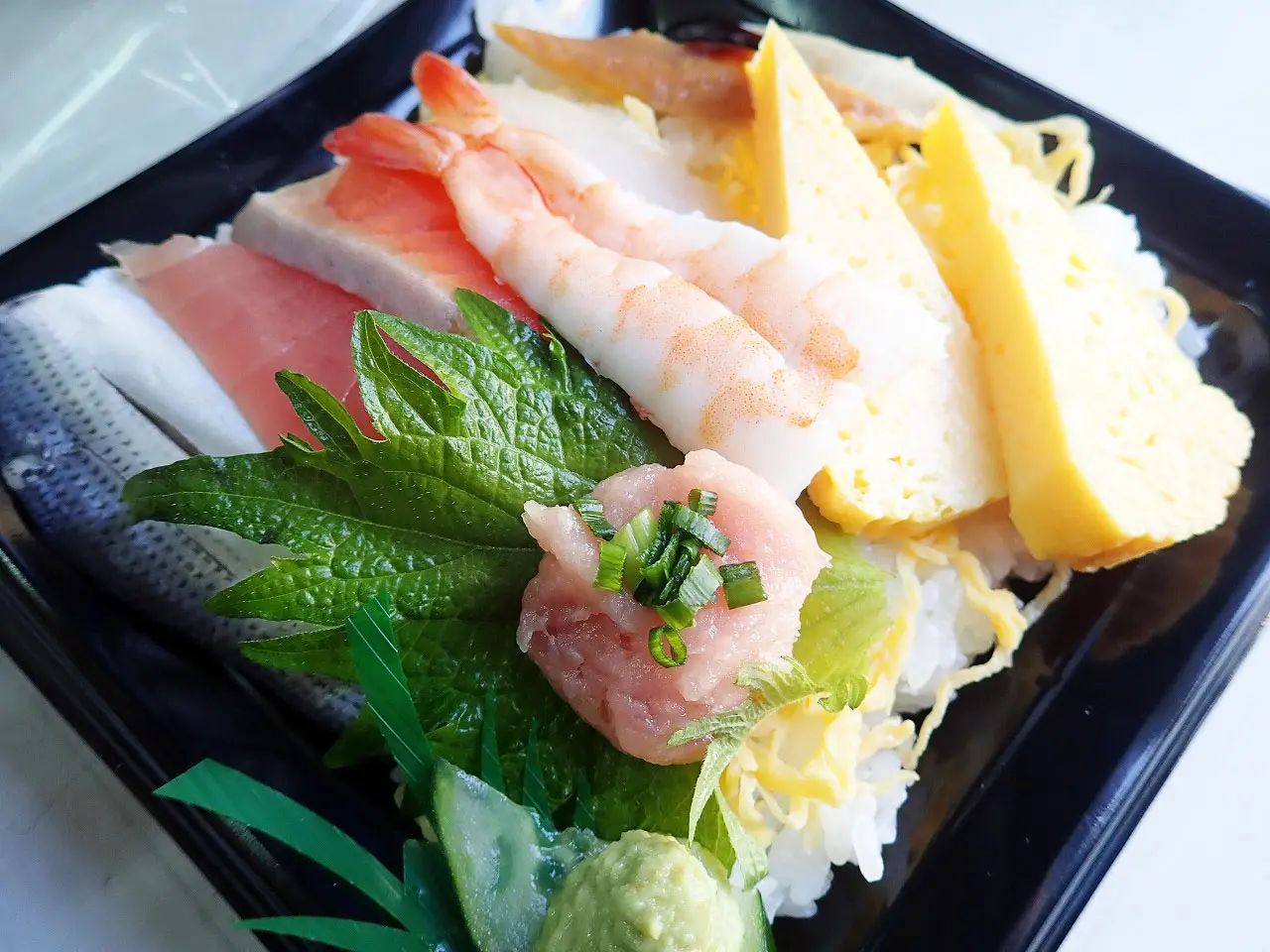 500円で美味しい海鮮丼が食べられる『つきじ海賓 新河岸店』