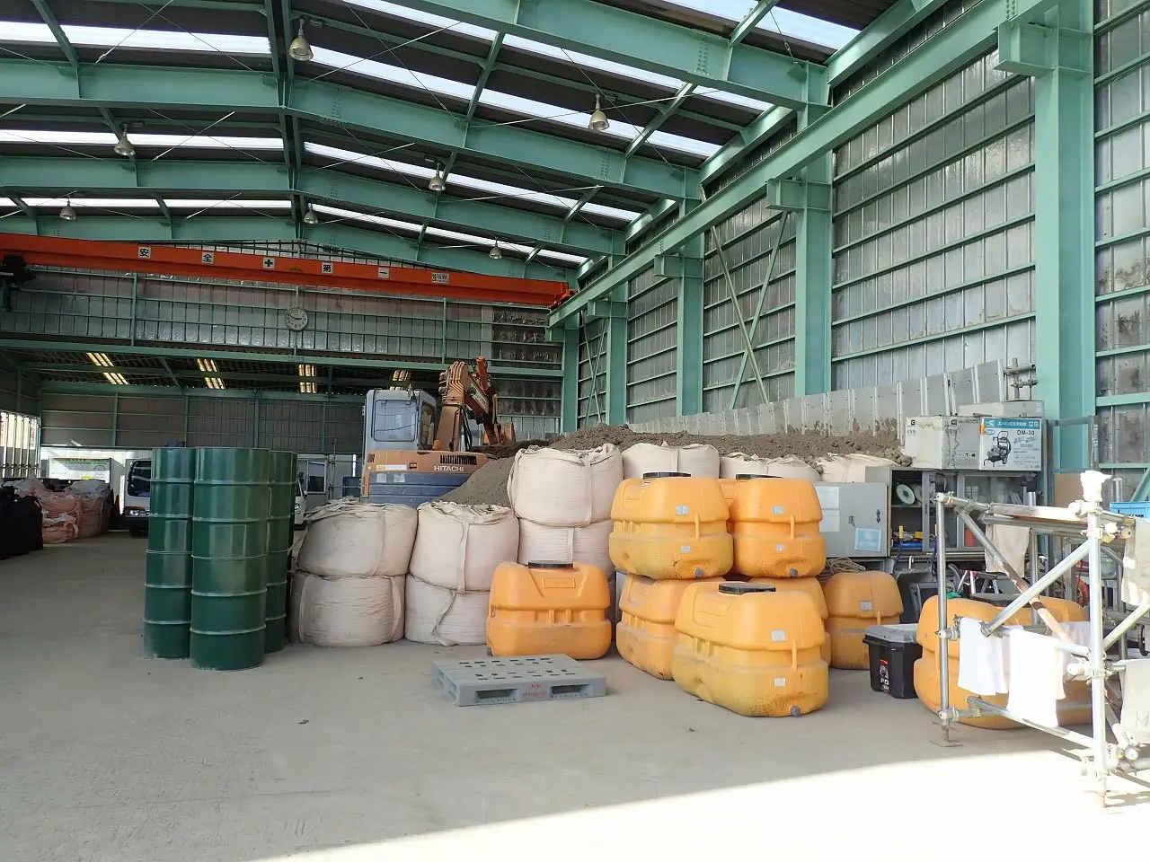 大相撲の土を収めている『初野建材工業』